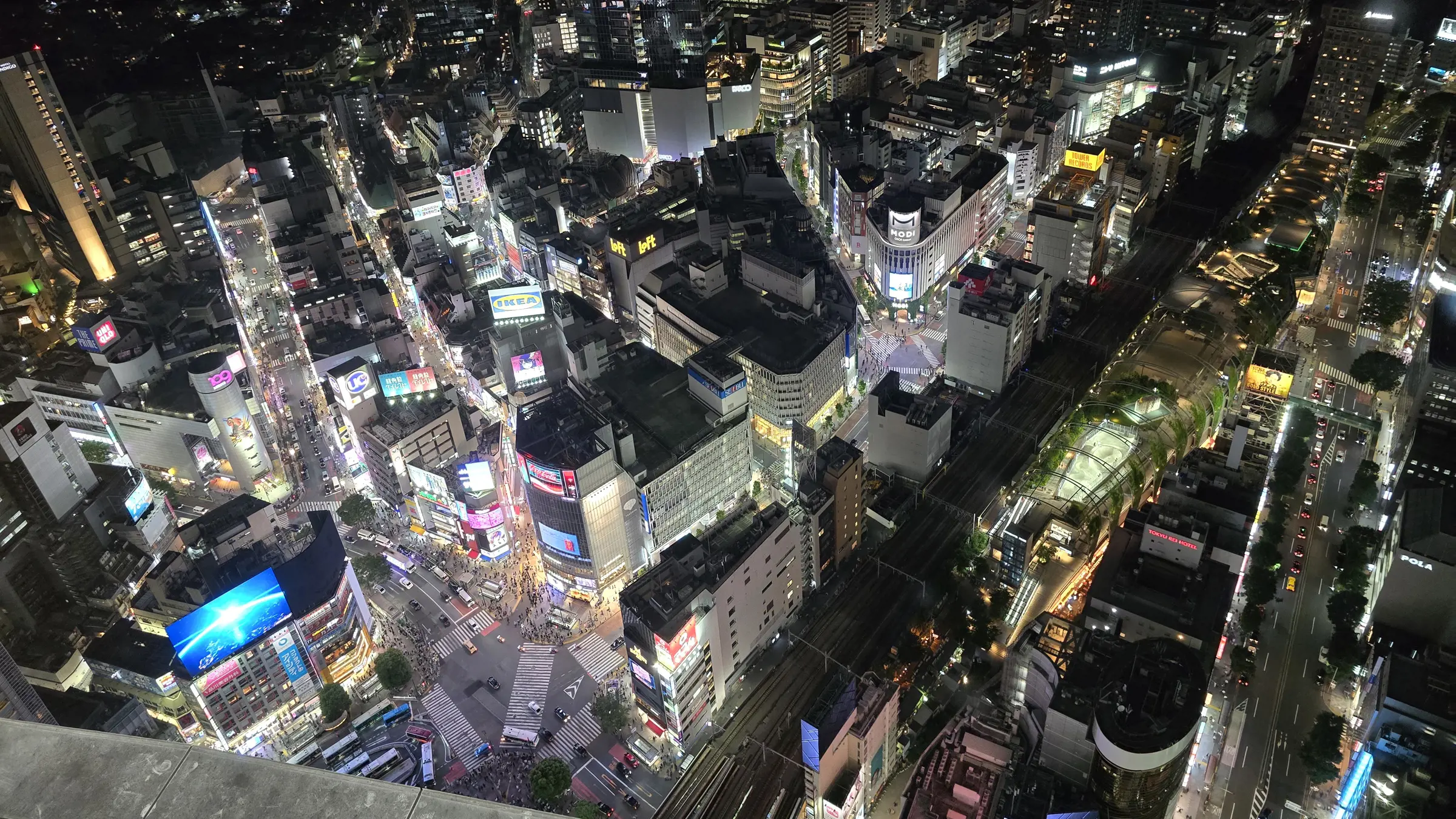 Schrill und laut – in Japans Grossstädte eintauchen.